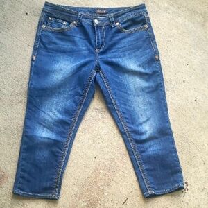 Vintage like new "Seven7" Blue Ankle Cropped Jeans with Distressed Finish